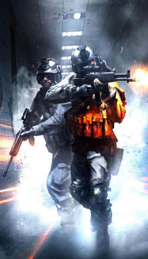 兩名身穿戰鬥裝備的武裝士兵在煙霧瀰漫的城市走廊中移動，伴有槍口閃光。