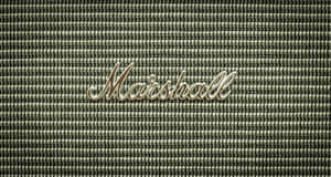 帶有金屬標誌和紋理織物背景的Marshall擴音器格柵。