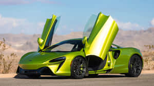青檸綠色McLaren跑車，鷗翼車門打開，停在沙漠公路上。