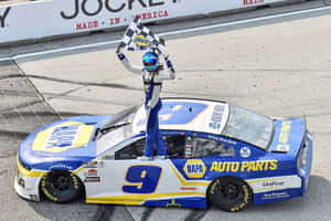 NASCAR車手站在賽車上揮舞方格旗慶祝勝利。 — 賽車 壁紙