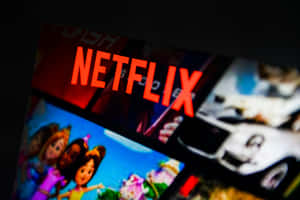 電視屏幕顯示Netflix標誌和模糊的電影縮圖。