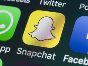 智能手機主屏幕上的Snapchat應用程式圖標及相鄰的社交媒體應用程式。