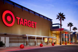 黃昏時分的Target商店外觀，棕櫚樹和紅色球體