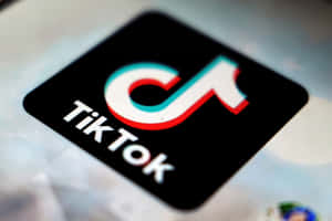 智能手機屏幕上的TikTok應用程式標誌，帶有彩色故障效果。 — TikTok GIF 壁紙