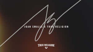 深色漸變背景上的 Joan Smalls x True Religion 簽名標誌