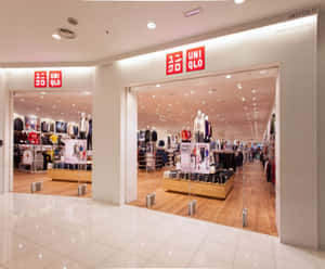 Uniqlo 服裝店入口，帶有紅色標誌和木地板。