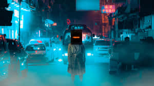 穿著風衣的人走在夜晚霓虹燈照亮且下雨的城市街道上。