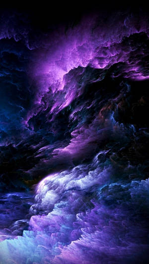 紫色和藍色的動態宇宙雲在黑暗虛空中旋轉。