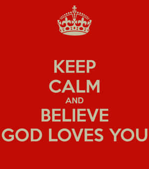 Keep calm and believe god loves you 附皇冠的勵志海報