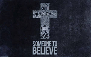 由詩篇23篇文字形成的十字架，下方有「someone to believe」，置於深色紋理背景上。