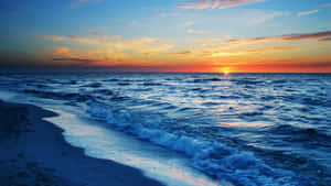 海洋上的夕陽，海浪沖刷沙灘 — 湖 壁紙