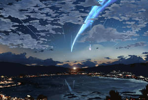一顆發光的藍色彗星在黃昏時分劃過沿海小鎮上空，小鎮燈光閃爍，群山暗沉。