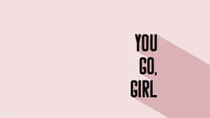 在粉紅色背景上以粗體黑色字母顯示的勵志文字「YOU GO, GIRL」。