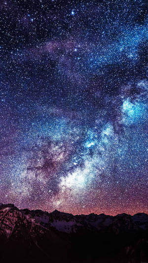 在充滿活力的星空下，積雪山峰與銀河系。 — 銀河系 壁紙