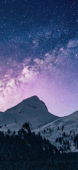 在可見銀河的紫色和藍色星空夜晚下的雪山。 — iPhone 14 Pro Max 壁紙