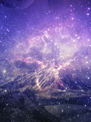 在紫色星空和發光的宇宙雲層下的雪山。 — 夜空 壁紙