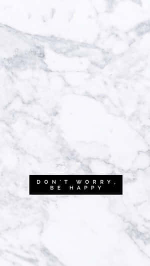 白色大理石紋理，帶有黑色文字框，上面寫著 don't worry be happy