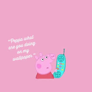Peppa Pig 拎住一部復古電話，上面有文字問佢喺牆紙上做緊咩。