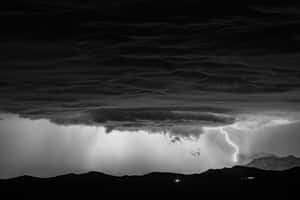 暴風雨之夜，山脈上空閃電閃爍。 — 唯美雲朵動態 壁紙
