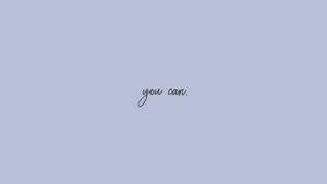 在柔和藍色背景上以優雅草書書寫的勵志文字 you can。