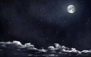 夜晚雲端上的月亮和星星