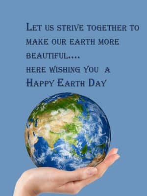 手捧地球儀，藍色背景上帶有Earth Day訊息。