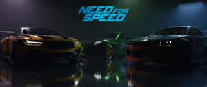 三輛賽車在反射舞台上被聚光燈照亮。 — 昏暗 壁紙