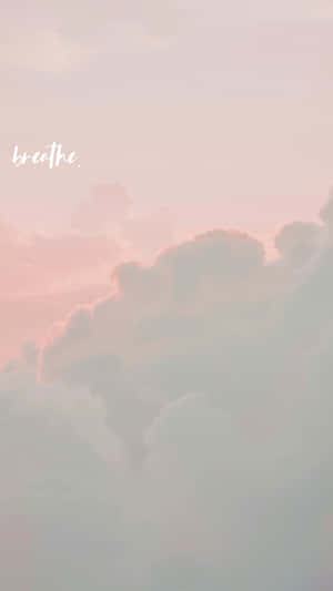 粉紅色同薄荷色雲朵上面有 breathe 字樣