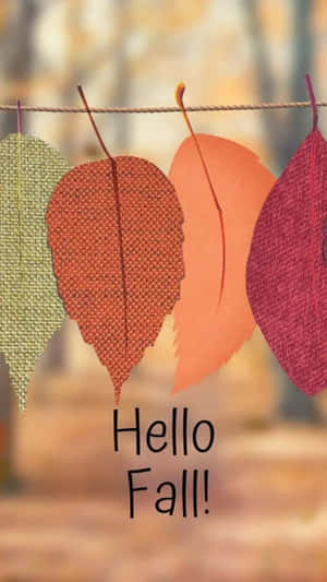 秋色的布料葉子掛在繩子上，帶有'Hello Fall!'文字。