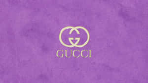 紫色天鵝絨背景上的金色Gucci標誌