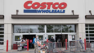 戴著口罩的顧客推著滿載的購物車離開Costco。
