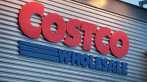 黃昏時分，波紋金屬外牆上的Costco Wholesale商店標誌。