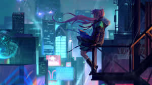 粉紅色頭髮的動漫女孩在雨夜霓虹燈下棲息在天台欄杆上。