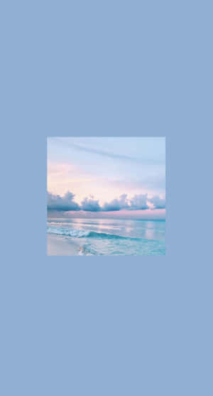 平靜海洋上的粉彩日落，沙灘上輕柔的波浪。