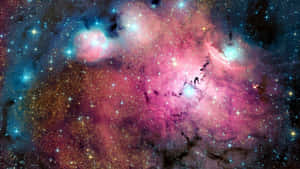 在深空中，充滿活力的粉紅色和藍綠色星雲與星星一同發光。
