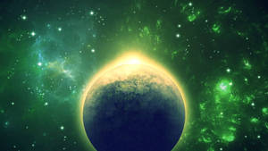 一顆被綠色星雲和閃爍星星包圍的發光行星。