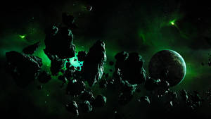 小行星漂浮在太空中一顆發光行星附近的綠色星雲中。