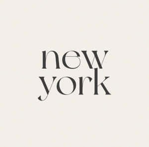在帶有紋理的米白色背景上，優雅的黑色文字寫著 new york。 — 極簡美學 壁紙