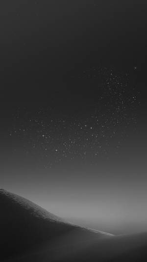 單色調中星空下的剪影沙丘。 — 深色iPhone壁紙