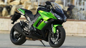 綠色和黑色的Kawasaki Ninja 400運動電單車停放在戶外。