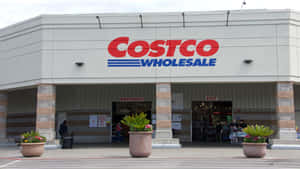 Costco Wholesale 商店入口，有進出的人們。