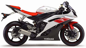 時尚白色紅色Yamaha R運動電單車，帶有黑色點綴和紅色座椅。 — 機車 壁紙