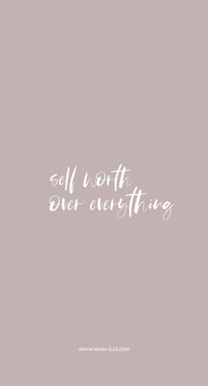 在紫紅色背景上以白色草書寫成的勵志名言 self worth over everything。