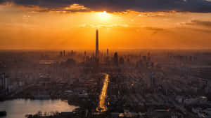 夕陽籠罩著密集的城市，高塔聳立，道路閃耀。