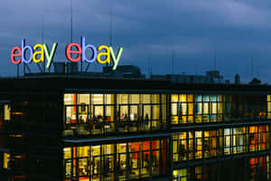 Ebay 總部大樓在黃昏時分，窗戶明亮，標誌色彩繽紛。