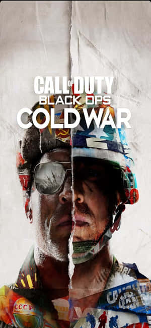 來自《Call of Duty Black Ops Cold War》遊戲海報的分面士兵肖像。 — iPhone 16 Plus 壁紙