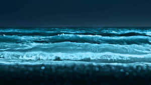 在黑暗的天空下，夜晚藍綠色的海浪拍打。 — 海浪 壁紙