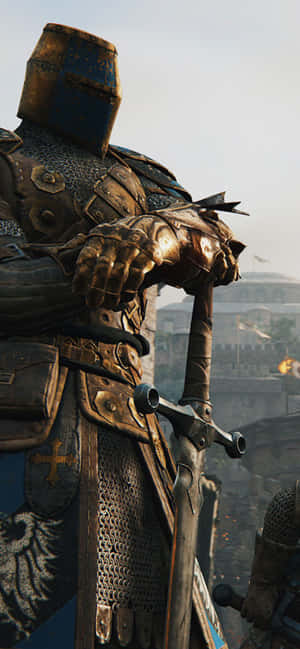 全副武裝的中世紀騎士在黎明時分於城堡城垛上持劍。