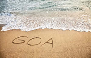 海浪沖刷沙灘，前景寫著「GOA」。