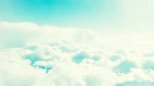 在柔和的藍白天空中，雲層之上 — YouTube 壁紙